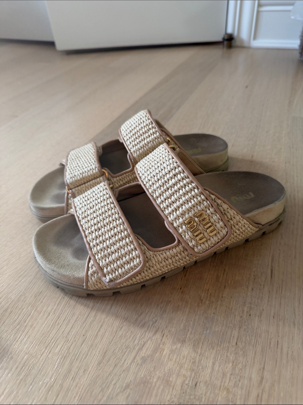 Miu Miu Ecru Raffia sandal size 38